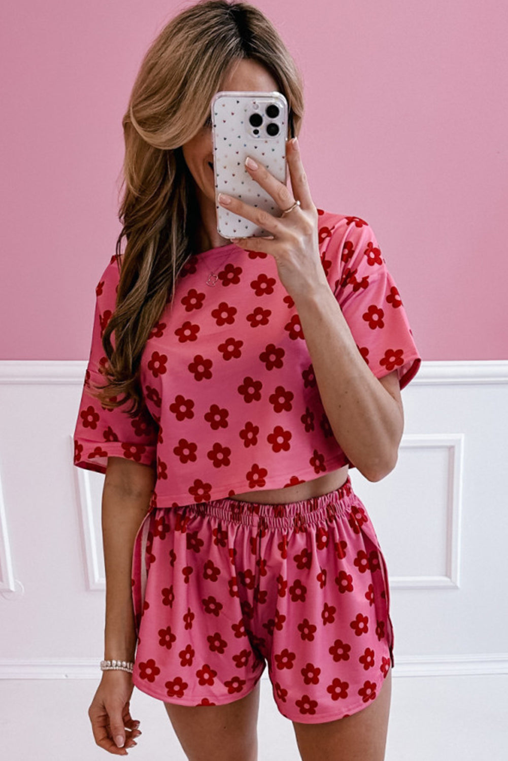 Conjunto de pijama con camiseta corta con estampado floral de rosas y pantalones cortos con aberturas