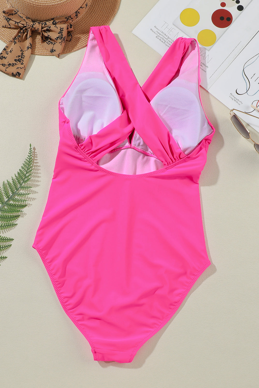 Monokini de corte alto fruncido sin espalda cruzado con cuello en V profundo rosa rojo