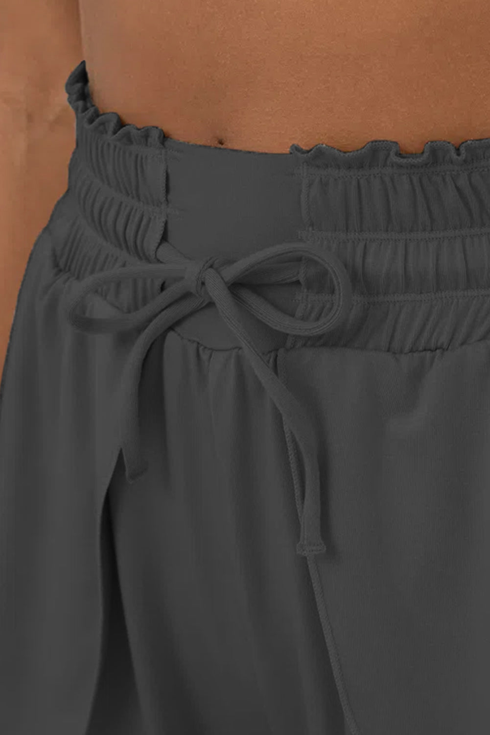 Shorts de baño cruzados con pétalos y cintura alta con volante gris oscuro