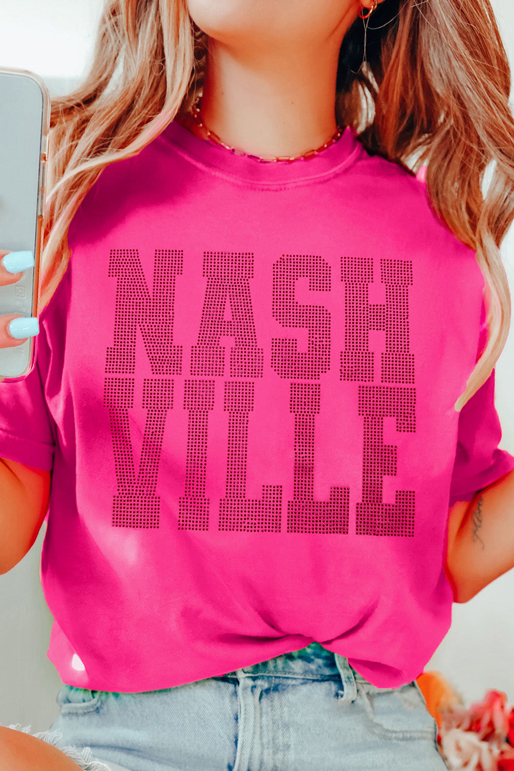 Camiseta con cuello redondo y gráfico NASHVILLE con diamantes de imitación en rojo rosa