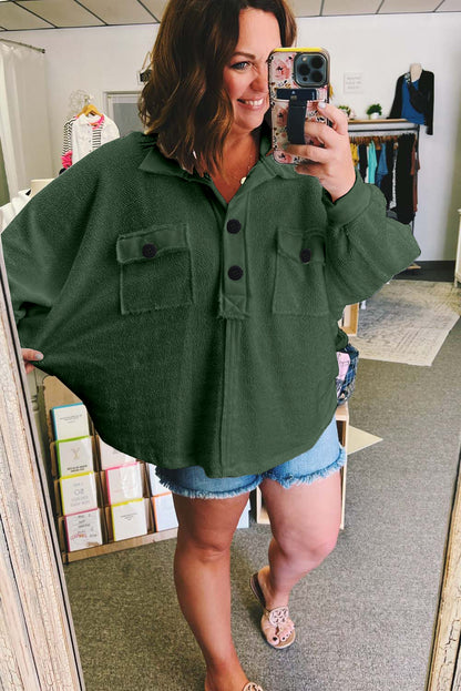 Top henley con bolsillo con solapa y manga larga de talla grande en verde negruzco