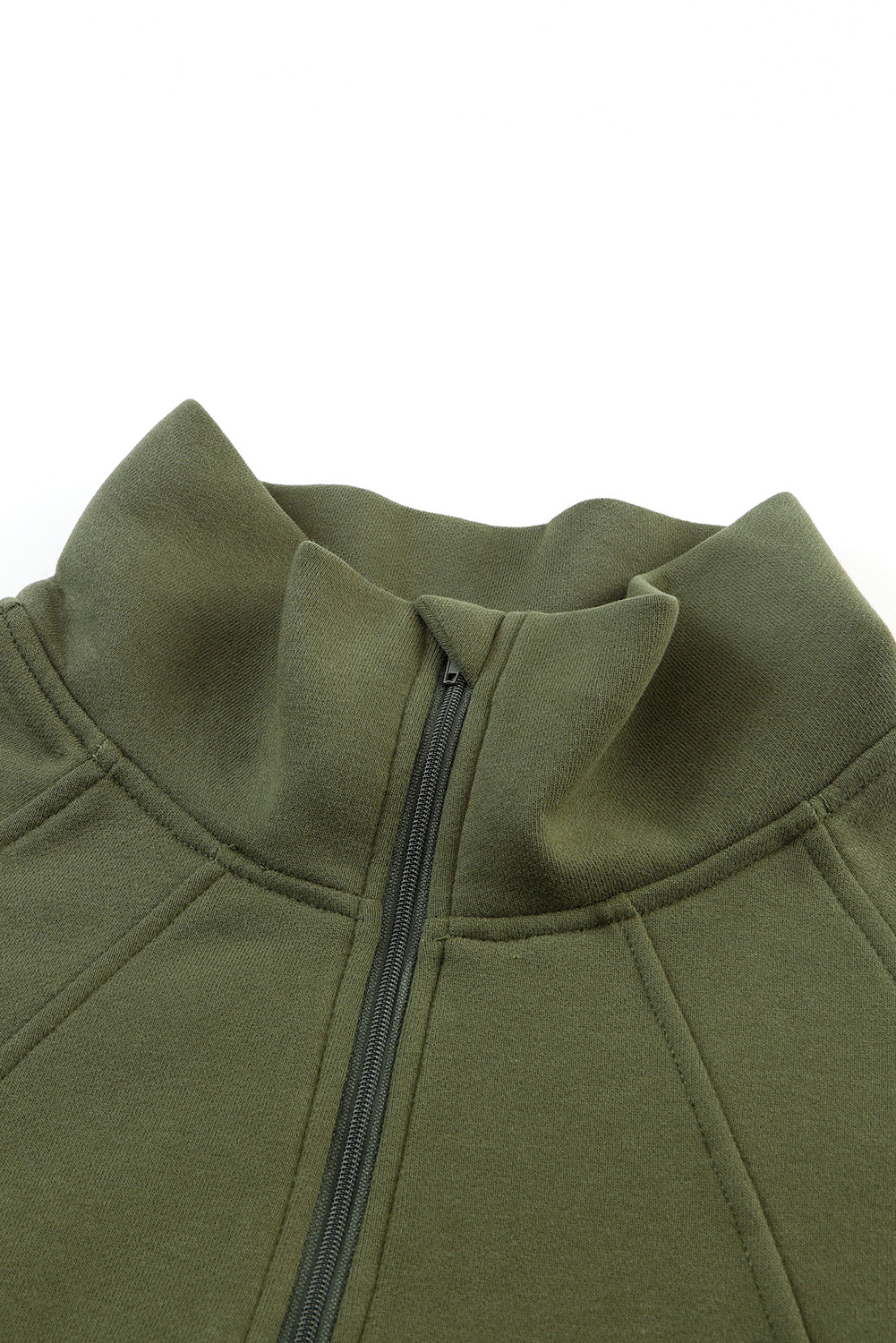 Sudadera marrón con cremallera y cuello alto con abertura para el pulgar