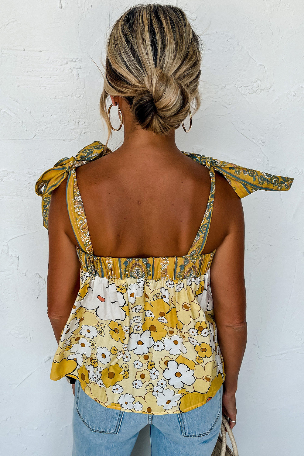 Top con tirantes y nudo bohemio con patchwork floral amarillo