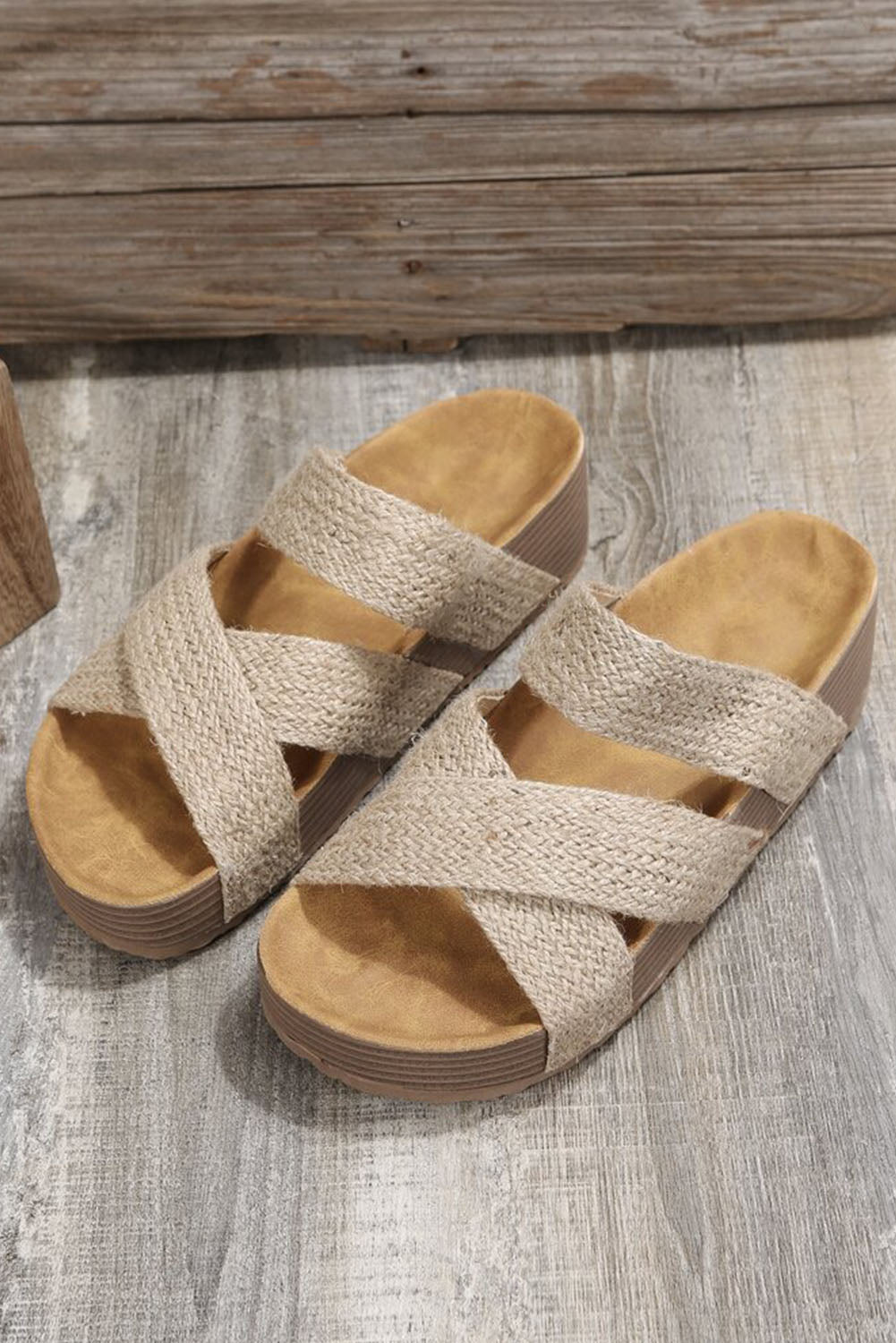 Sandalias sin cordones con plataforma y tiras cruzadas tejidas en beige