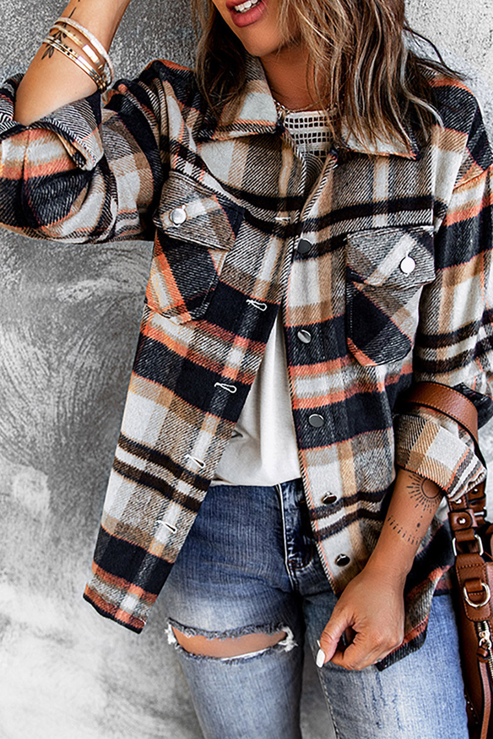 Chaqueta estilo camisa con bolsillo delantero y botones a cuadros rojos