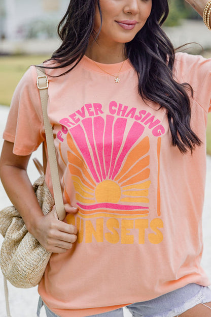 Camiseta rosa con cuello redondo y gráfico FOREVER CHASING SUNSET