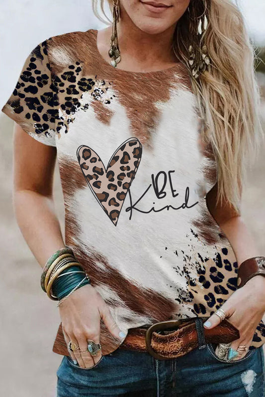 Camiseta con cuello redondo y estampado de corazón de leopardo BE Kind de Chestnut