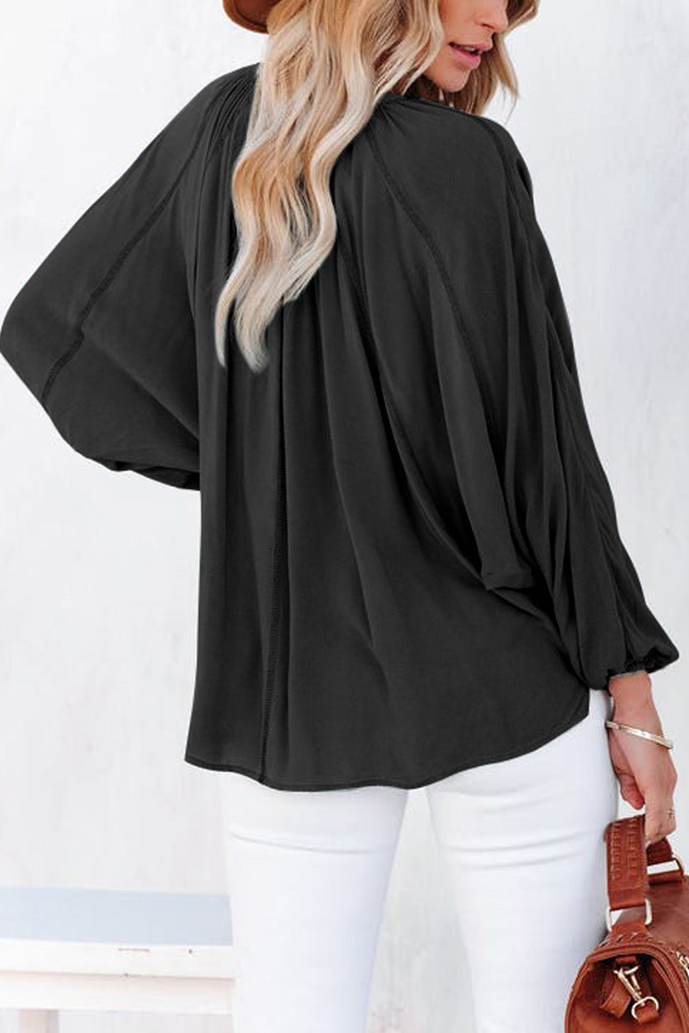 Blusa informal negra con cuello en V y detalle plisado