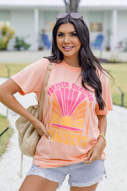 Camiseta rosa con cuello redondo y gráfico FOREVER CHASING SUNSET