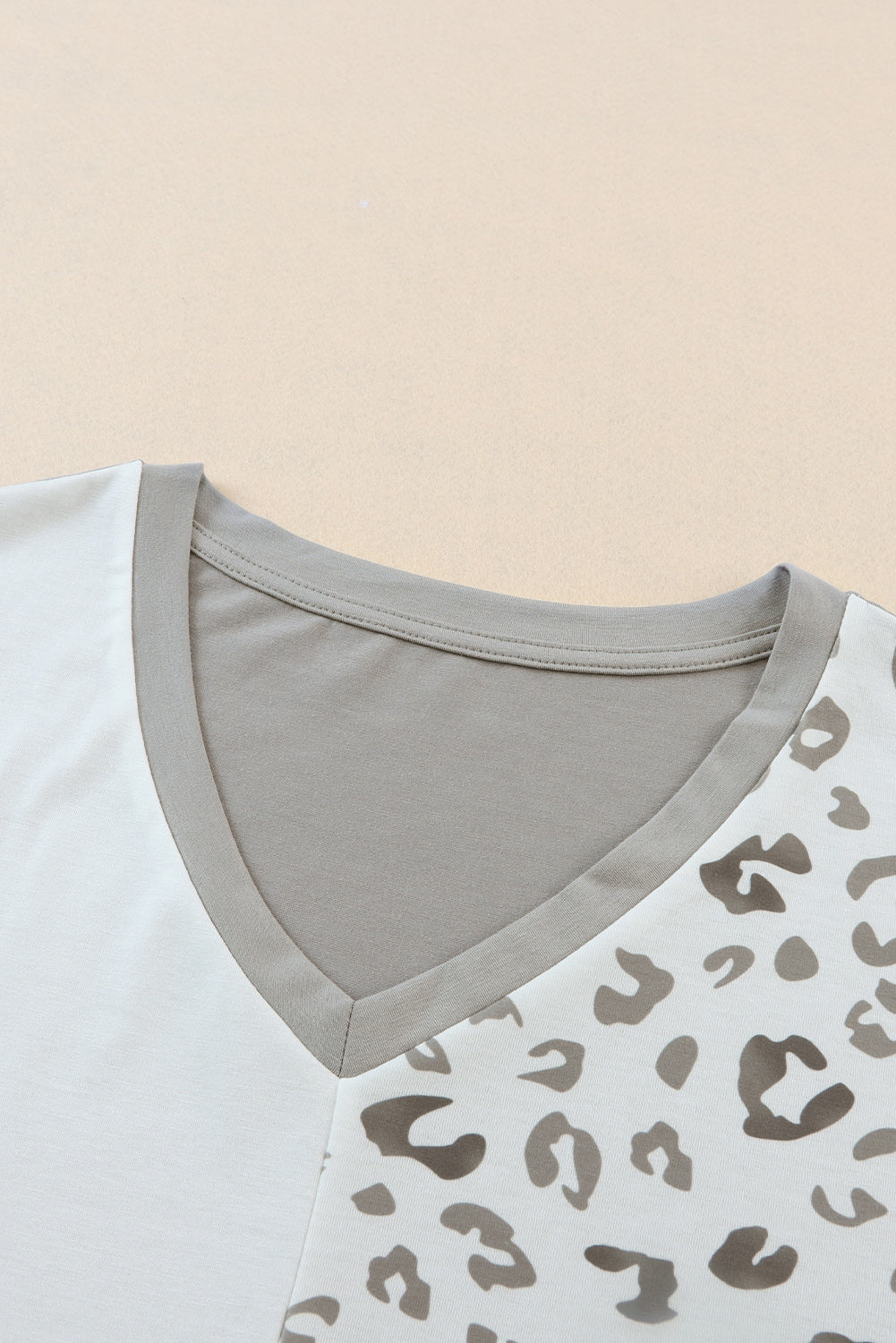 Camiseta de talla grande con cuello en V y patchwork de leopardo gris