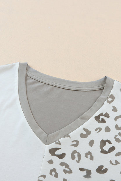 Camiseta de talla grande con cuello en V y patchwork de leopardo gris