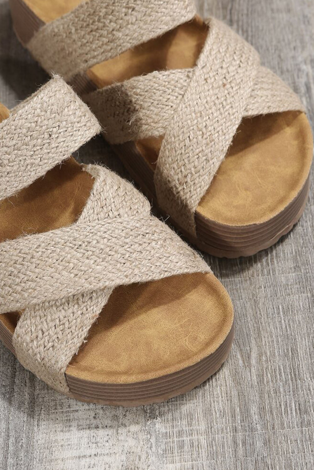 Sandalias sin cordones con plataforma y tiras cruzadas tejidas en beige