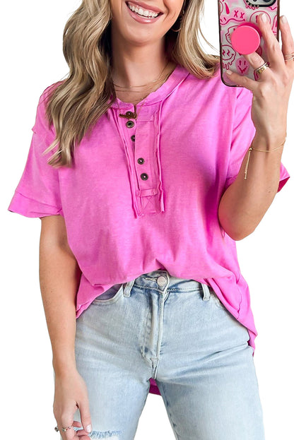 Top henley de manga corta con botones lisos en rosa