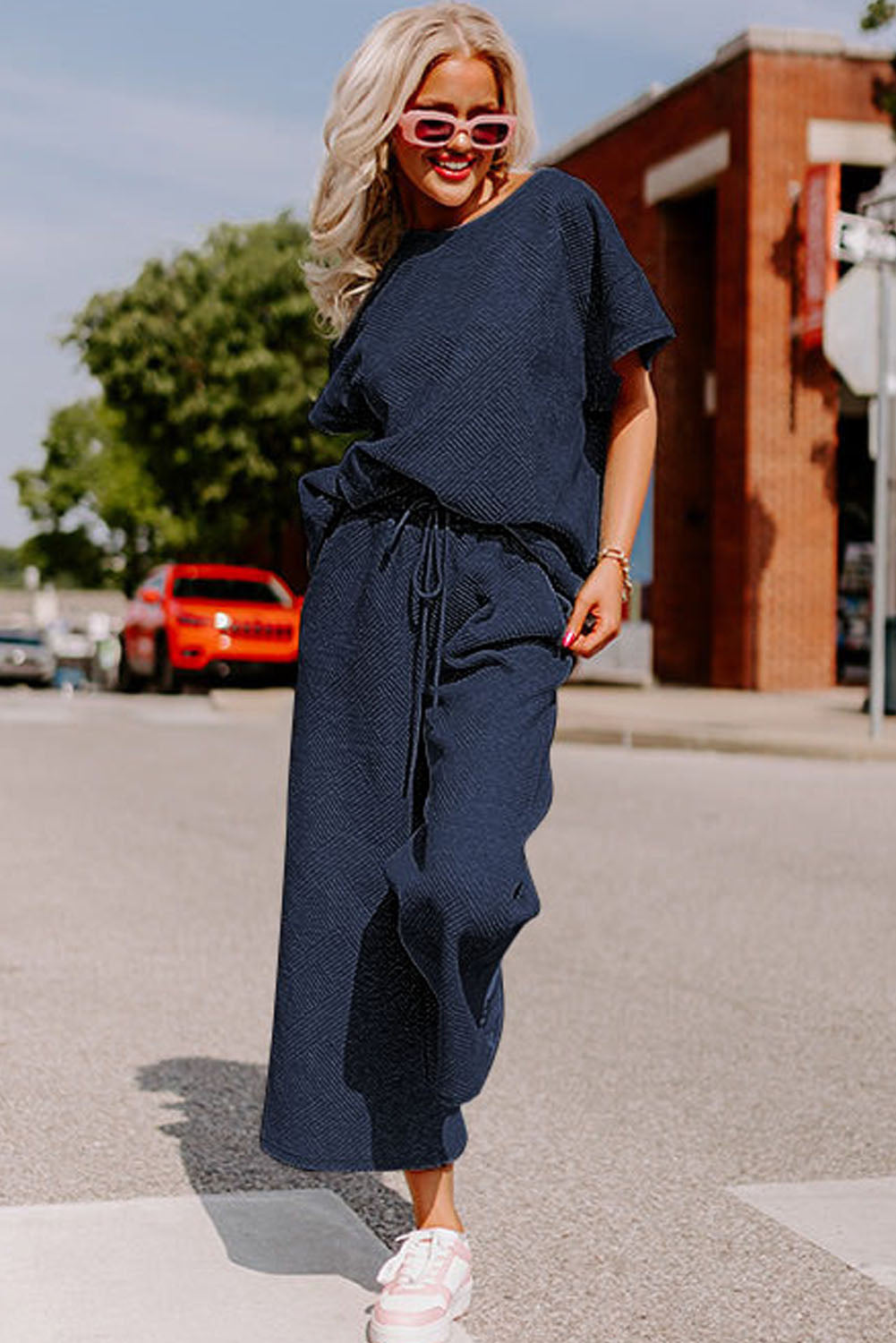 Conjunto de camiseta holgada con textura azul marino y pantalón con cordón