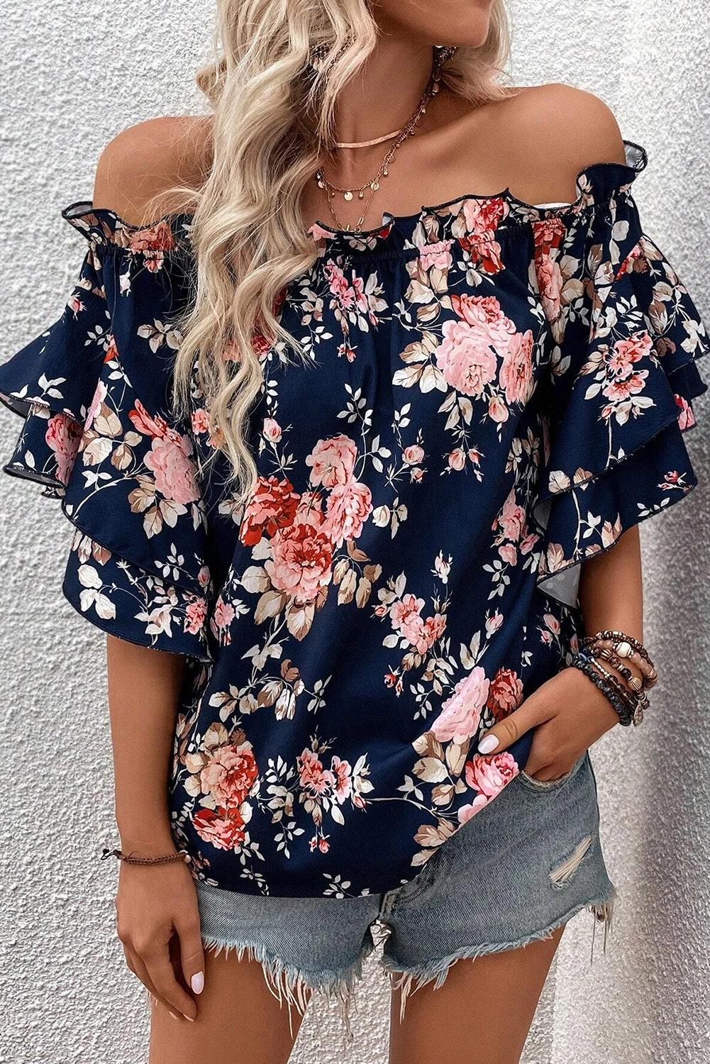 Blusa floral con volantes y hombros descubiertos y mangas con volantes azul