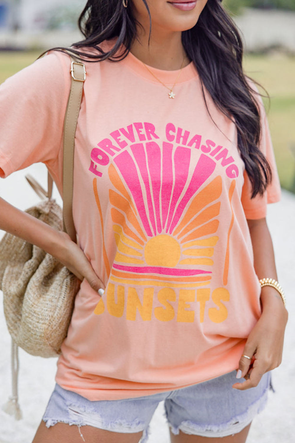 Camiseta rosa con cuello redondo y gráfico FOREVER CHASING SUNSET