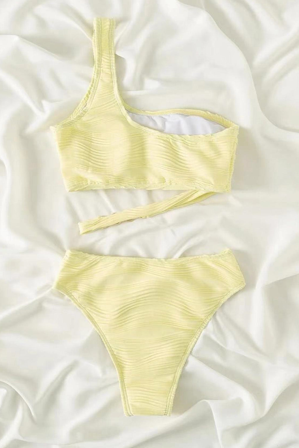 Bikini asimétrico de un hombro con textura ondulada color crema amarillo