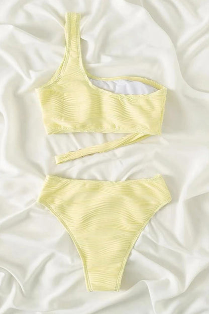 Bikini asimétrico de un hombro con textura ondulada color crema amarillo