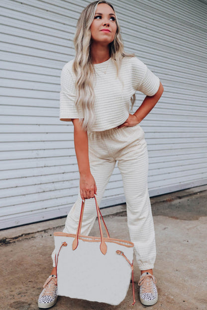 Conjunto de camiseta corta con textura de celosía blanca y pantalón jogger