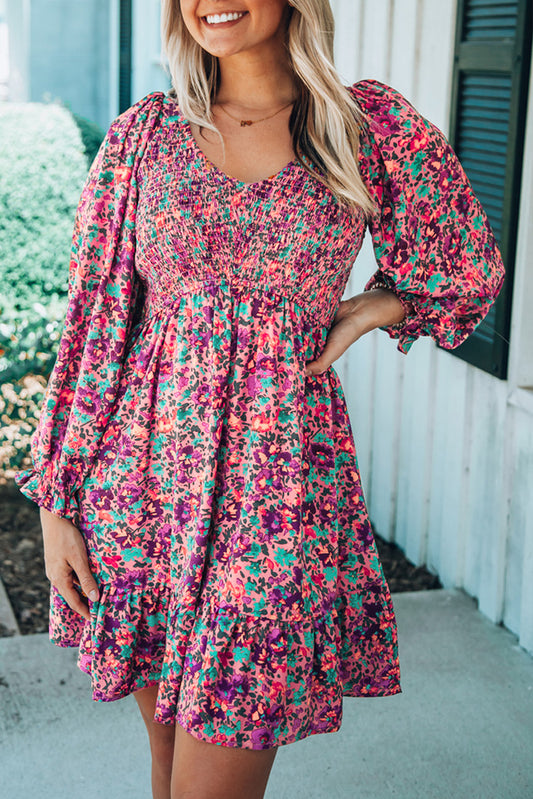 Vestido fruncido con cuello en V y dobladillo con volantes de manga larga con estampado floral morado