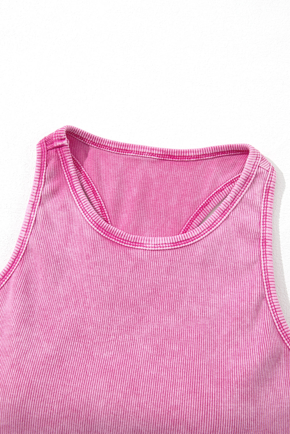 Camiseta sin mangas corta con espalda cruzada y lavado mineral de canalé rosa