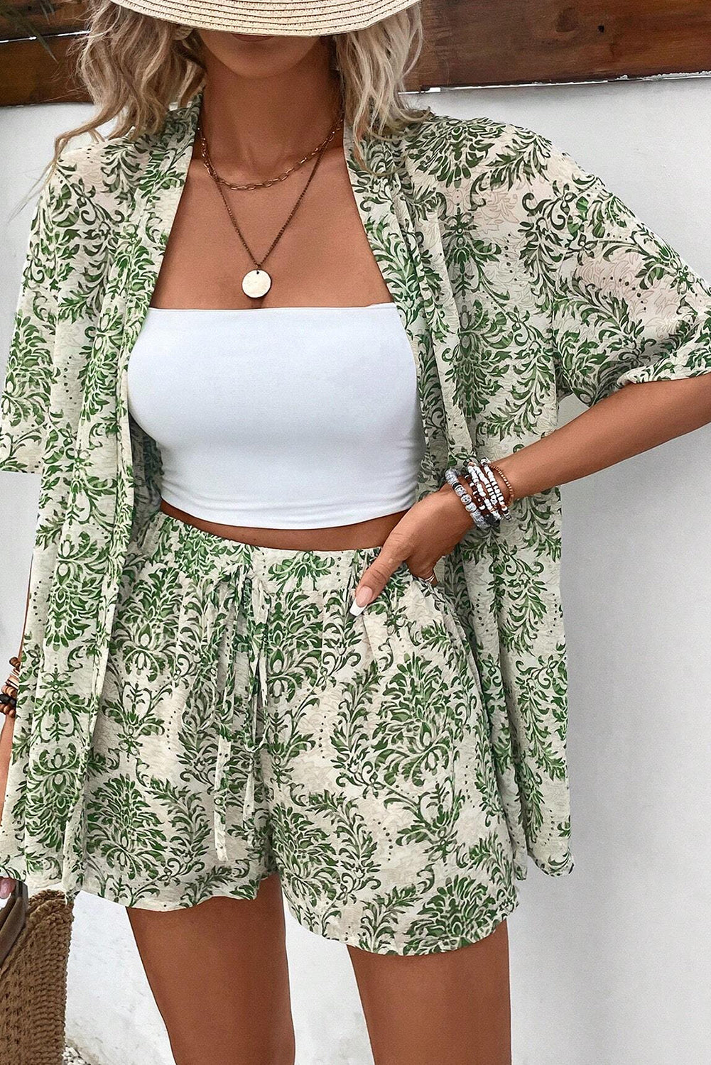 Conjunto de camisa con frente abierto floral verde y pantalones cortos con cordón