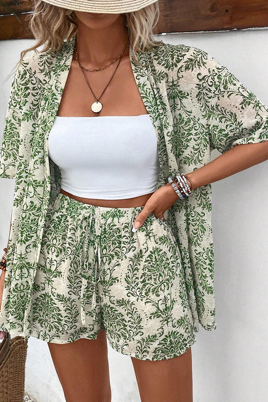 Conjunto de camisa con frente abierto floral verde y pantalones cortos con cordón