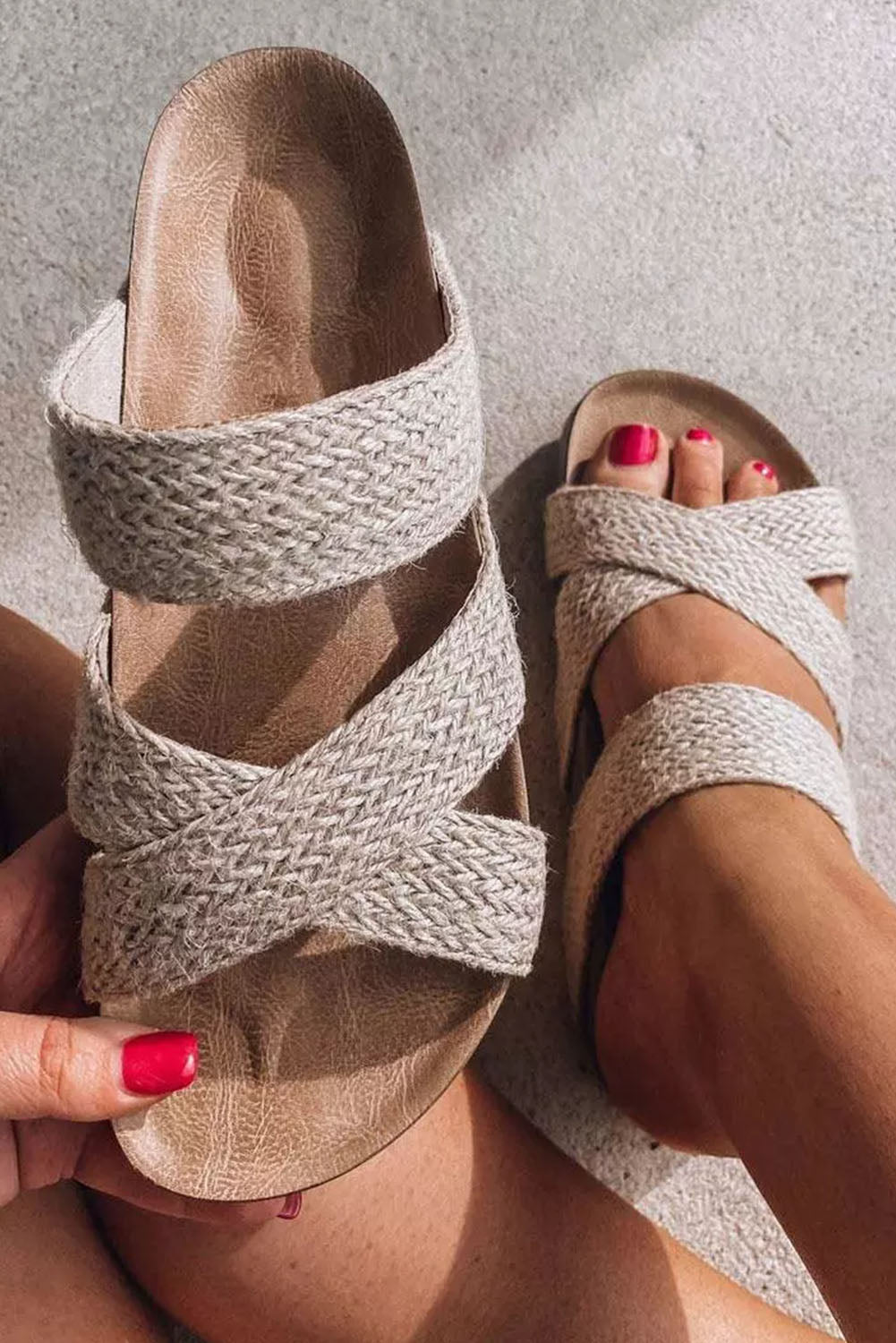 Sandalias sin cordones con plataforma y tiras cruzadas tejidas en beige