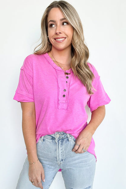 Top henley de manga corta con botones lisos en rosa