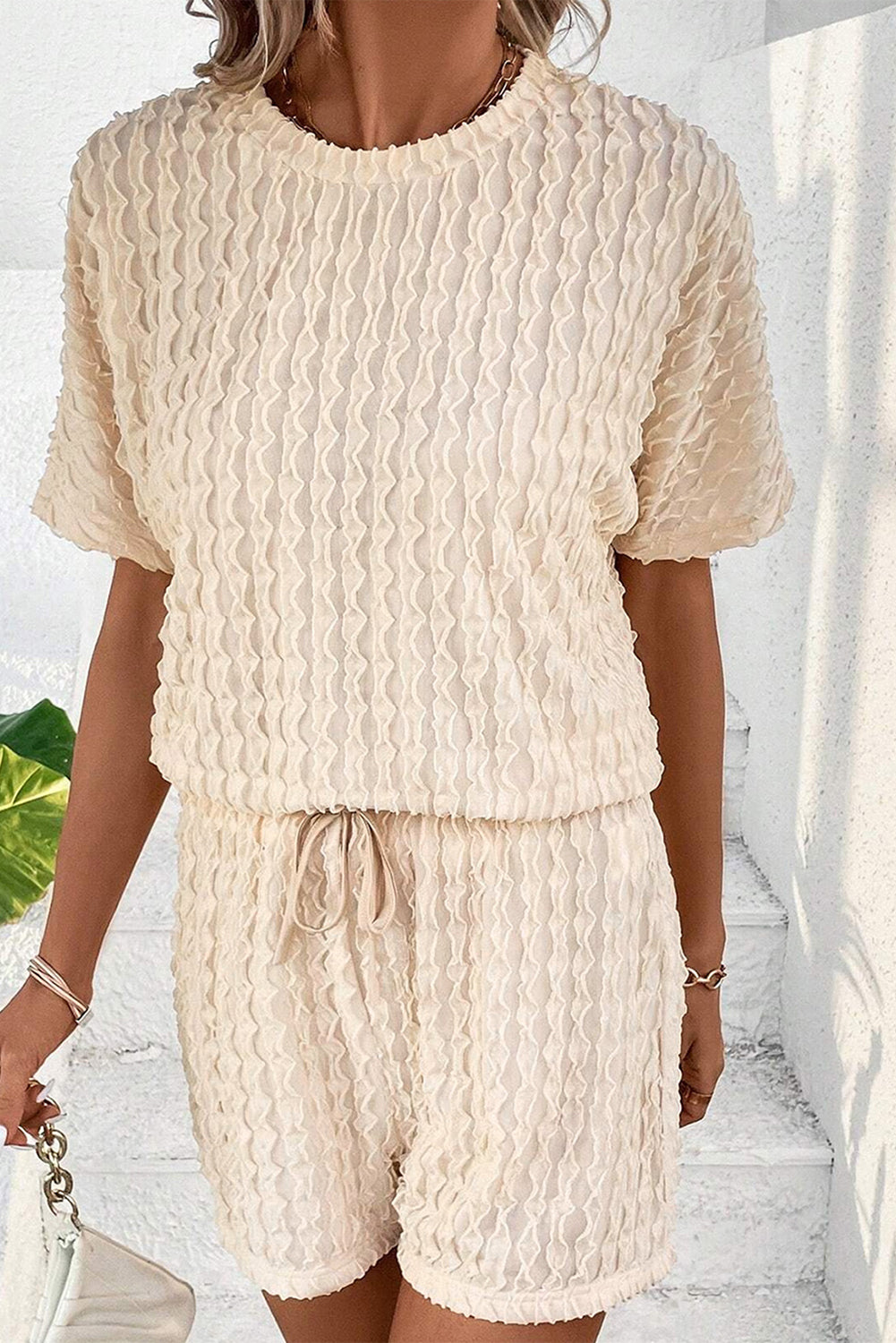 Conjunto de camiseta texturizada con volantes beige y pantalones cortos con cordón