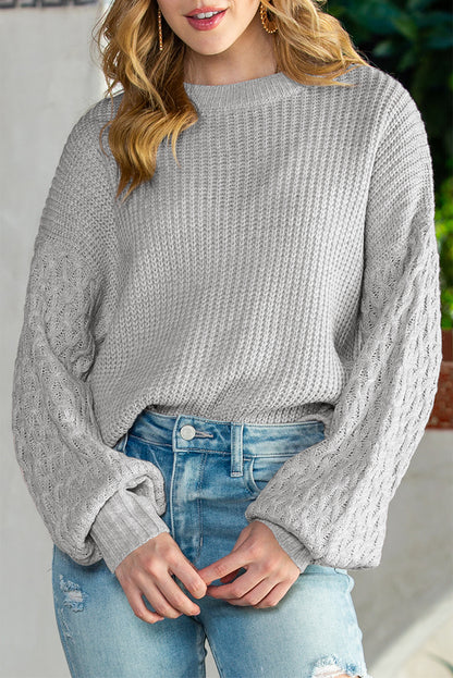 Pullover aus Pergament mit grob gestrickten Ärmeln und überschnittener Schulter