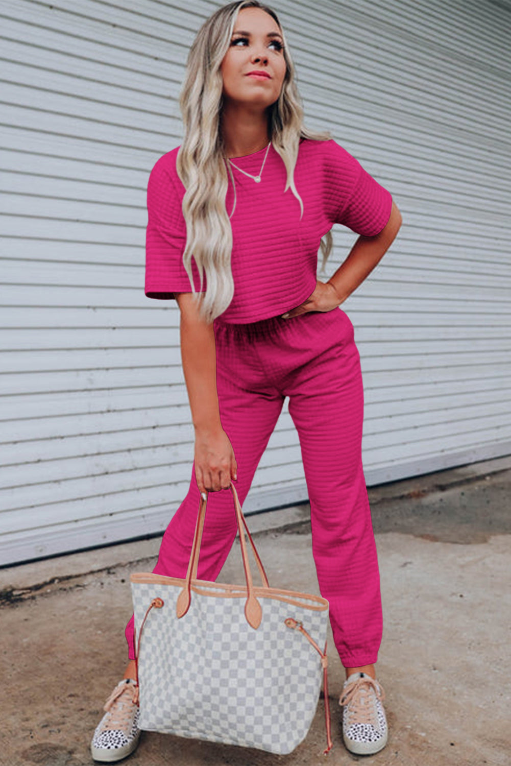 Conjunto de camiseta corta con textura rosa roja y pantalón jogger