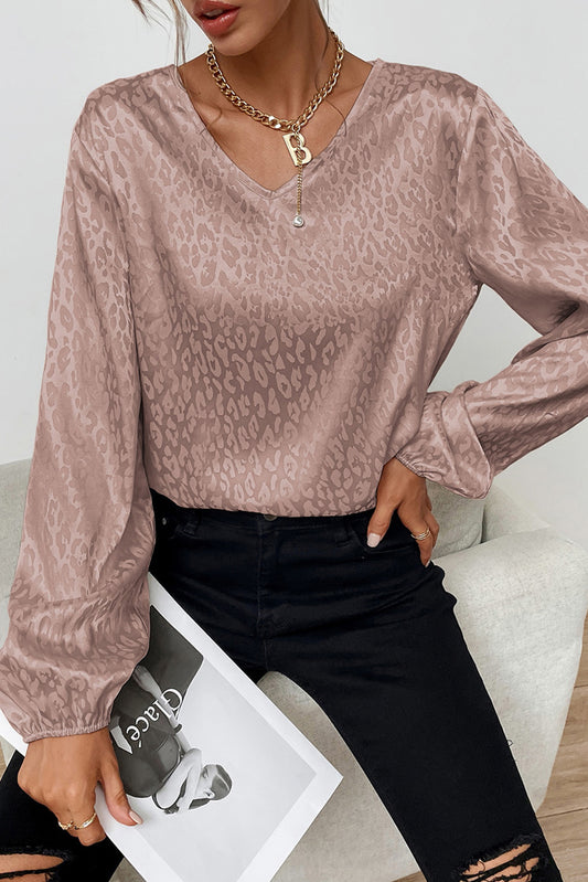 Blusa manga larga con cuello en V de seda con estampado de leopardo rosa