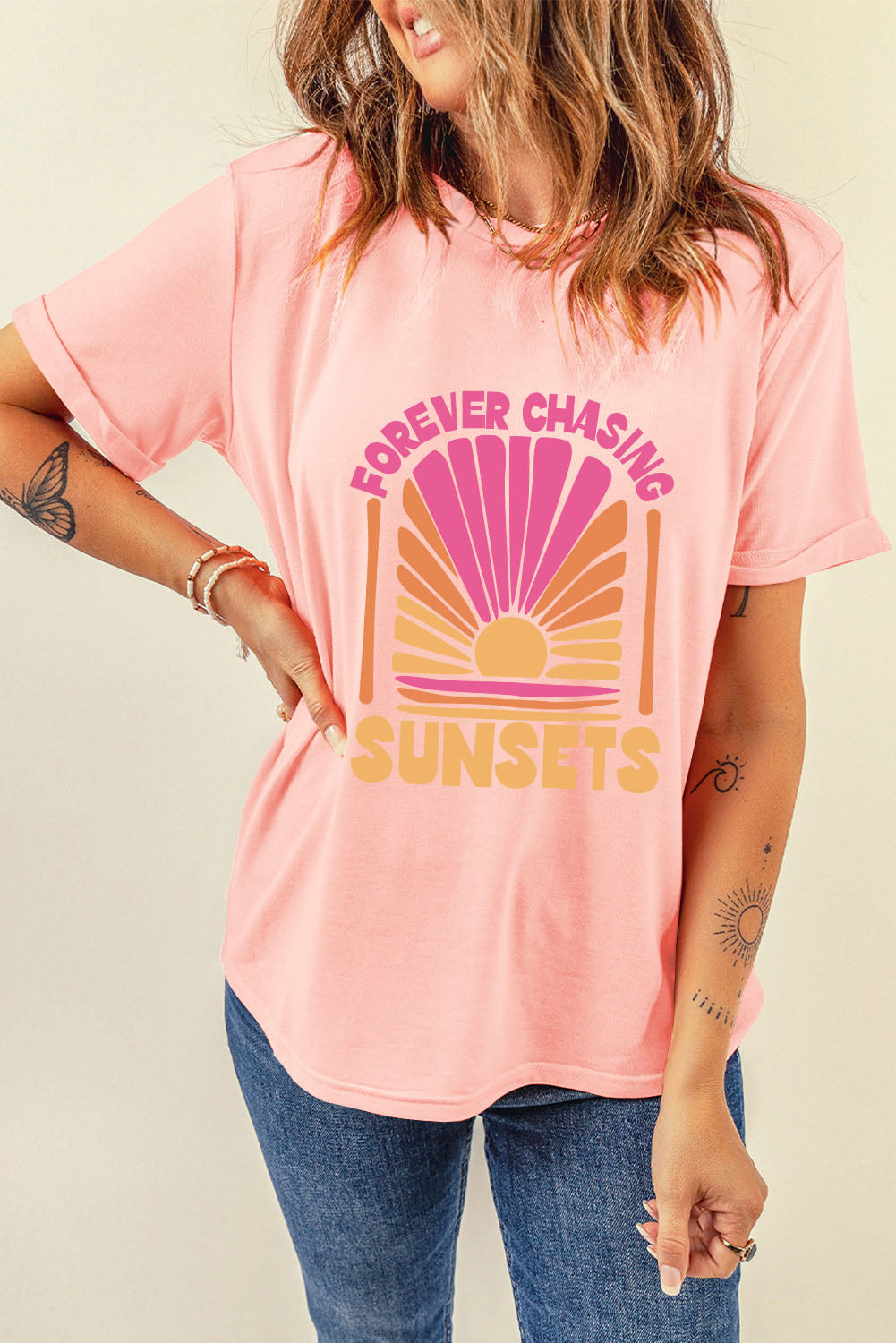 Camiseta rosa con cuello redondo y gráfico FOREVER CHASING SUNSET