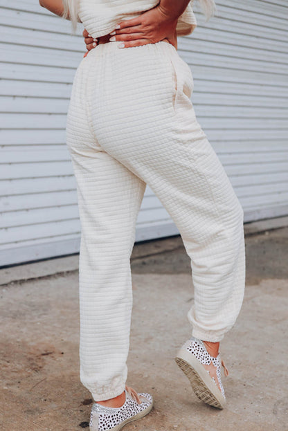 Conjunto de camiseta corta con textura de celosía blanca y pantalón jogger