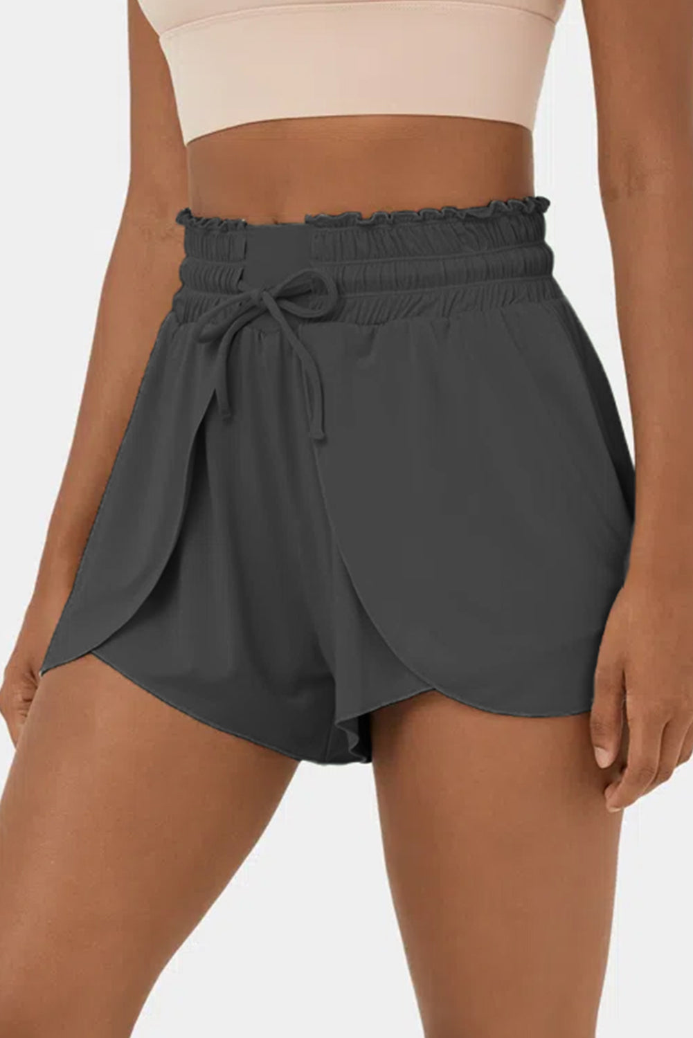 Shorts de baño cruzados con pétalos y cintura alta con volante gris oscuro