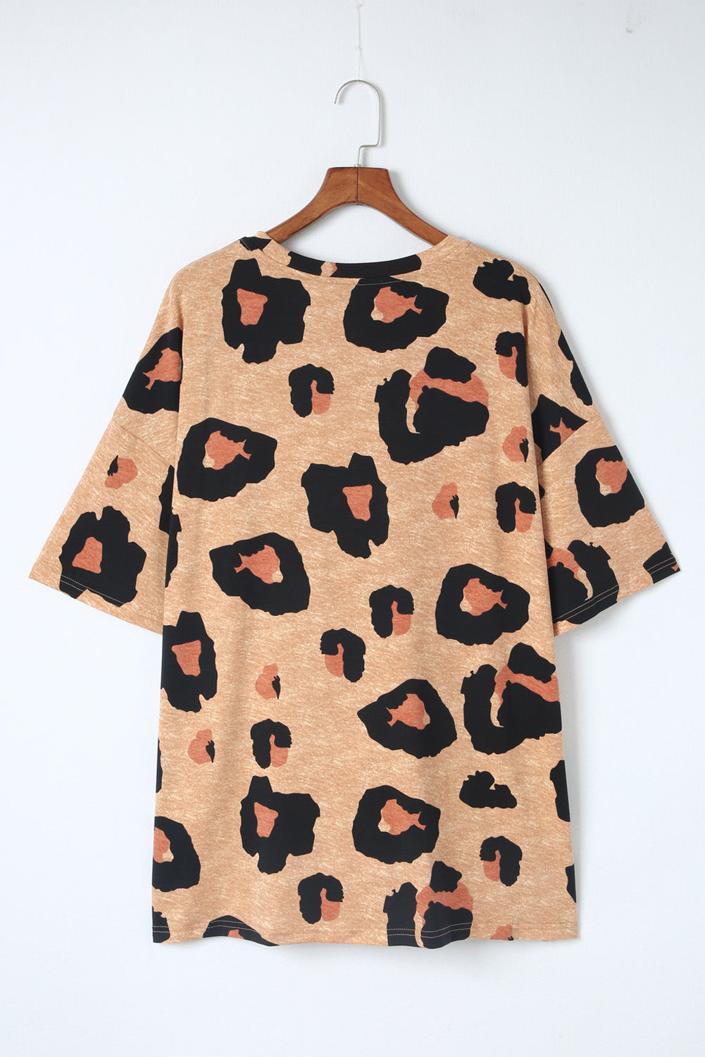 Camiseta estilo boyfriend con cuello redondo y talla grande de leopardo