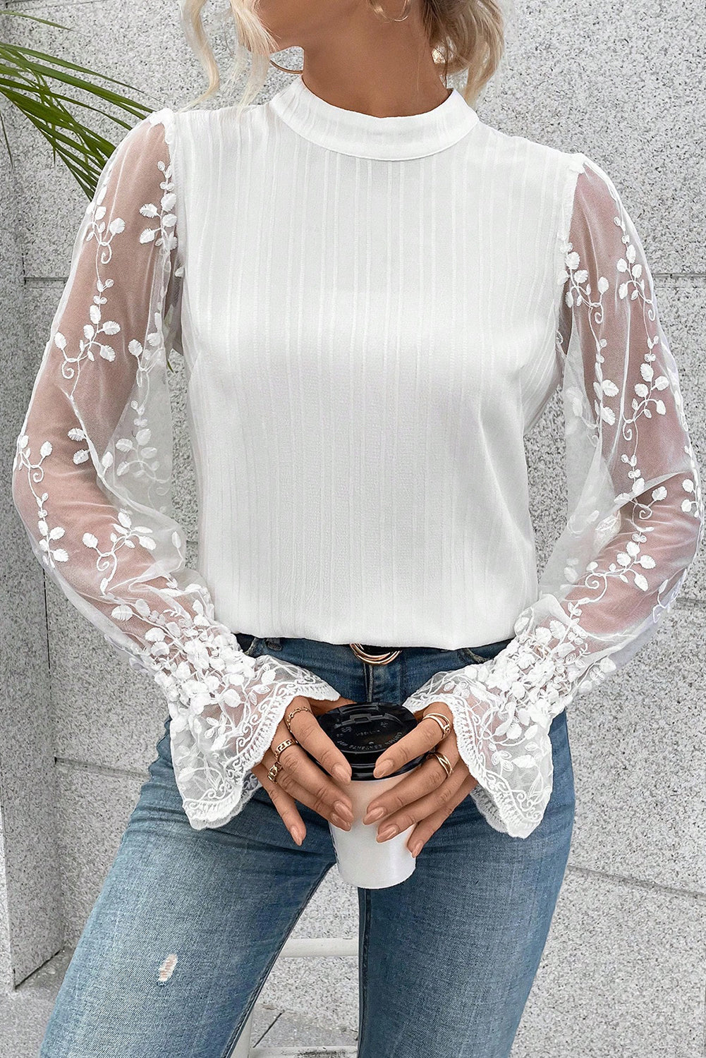 Blusa con cuello simulado y manga de encaje en contraste con textura rosa albaricoque