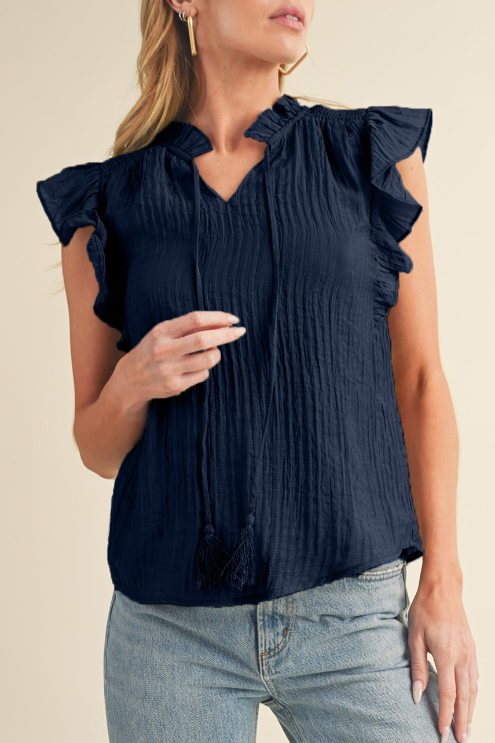 Blusa texturizada con hombros aleteados y cuello en V azul marino