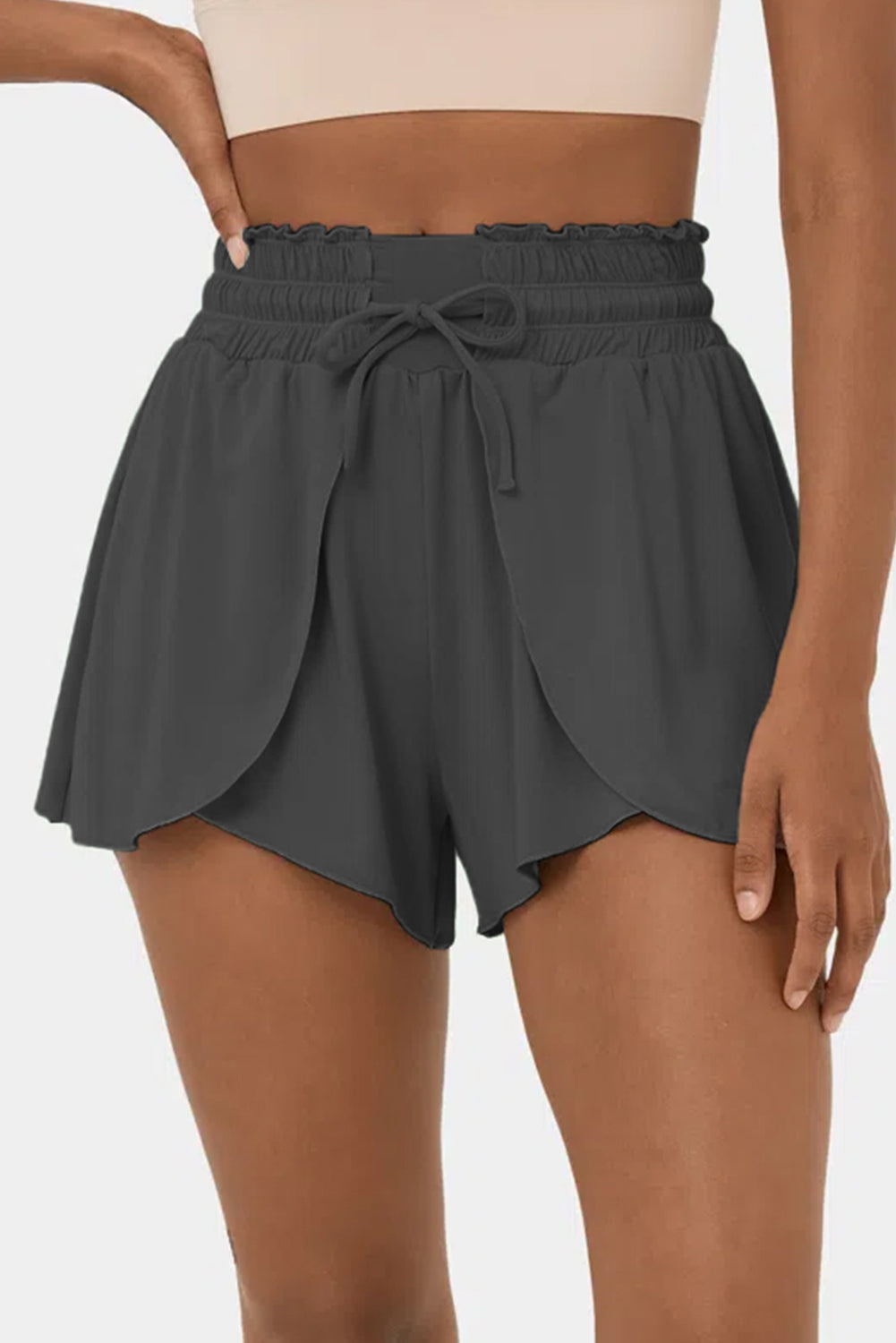 Shorts de baño cruzados con pétalos y cintura alta con volante gris oscuro