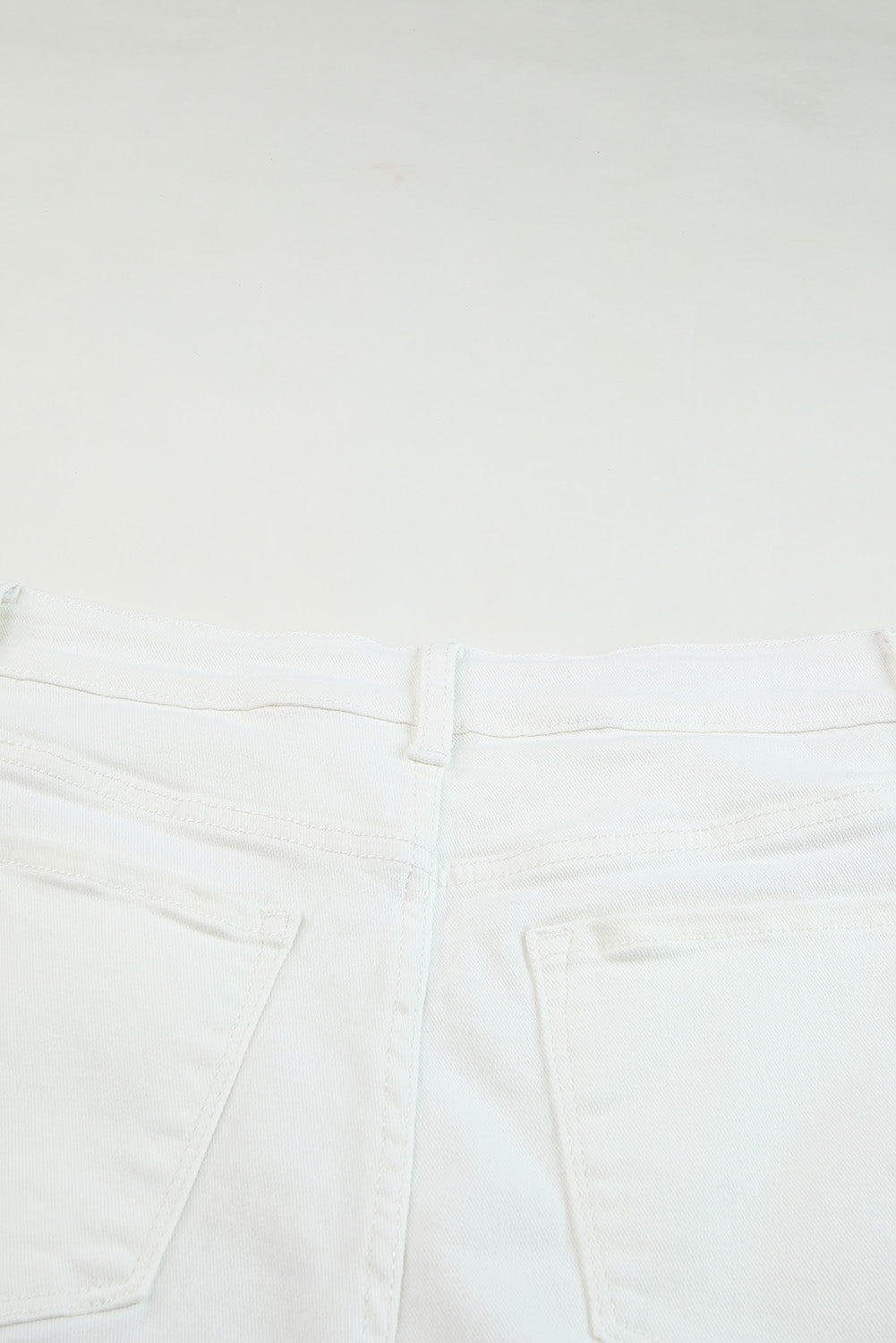 Pantalones cortos de mezclilla desgastados deshilachados blancos