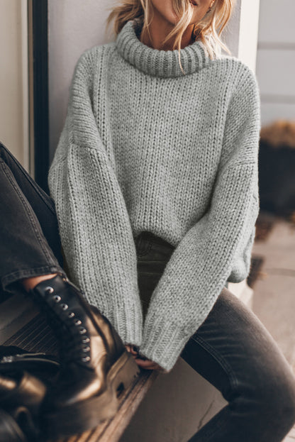 Jersey de punto grueso con hombros caídos y cuello alto gris claro