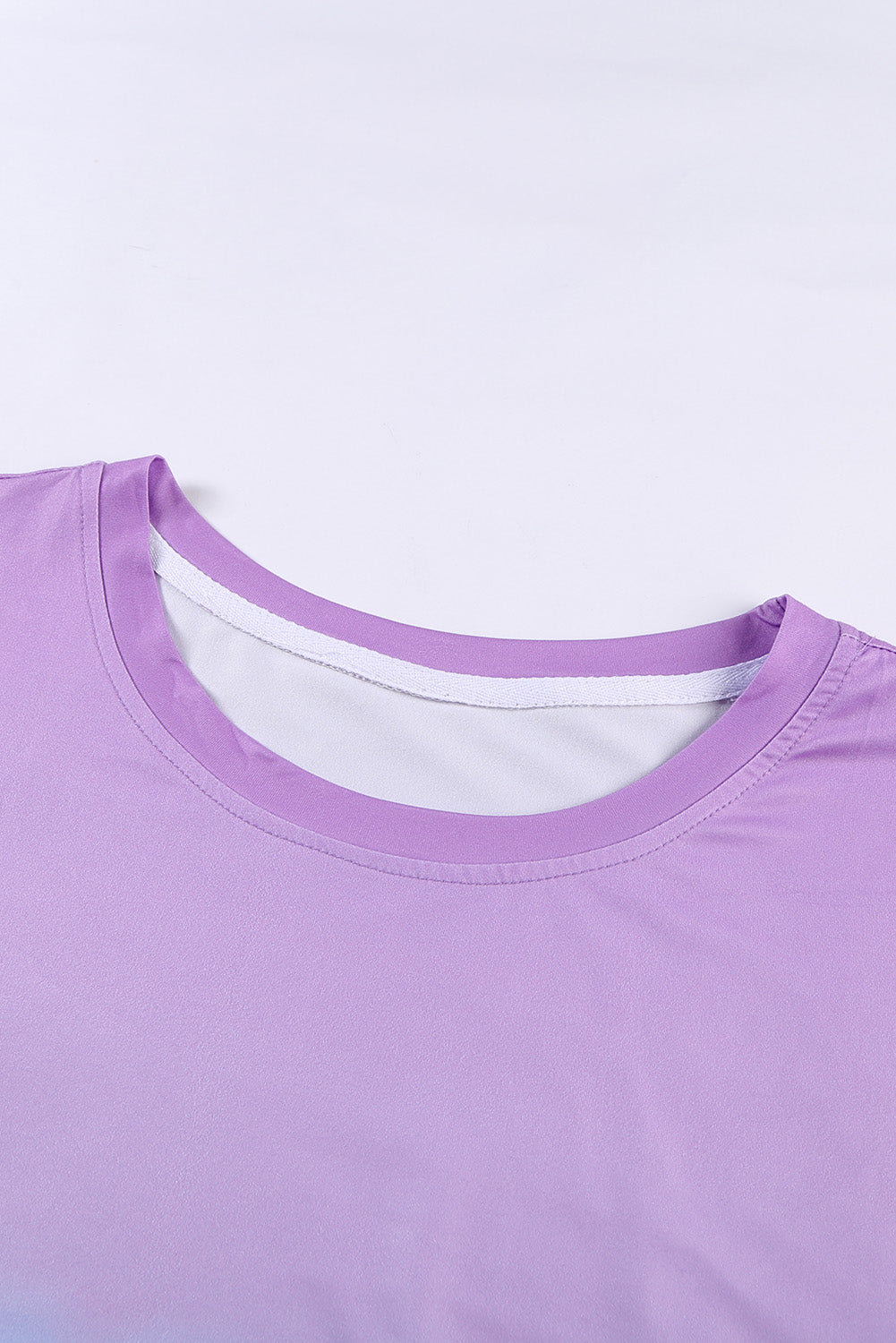 Camiseta informal de talla grande con bloques de color teñido anudado y cuello redondo morado