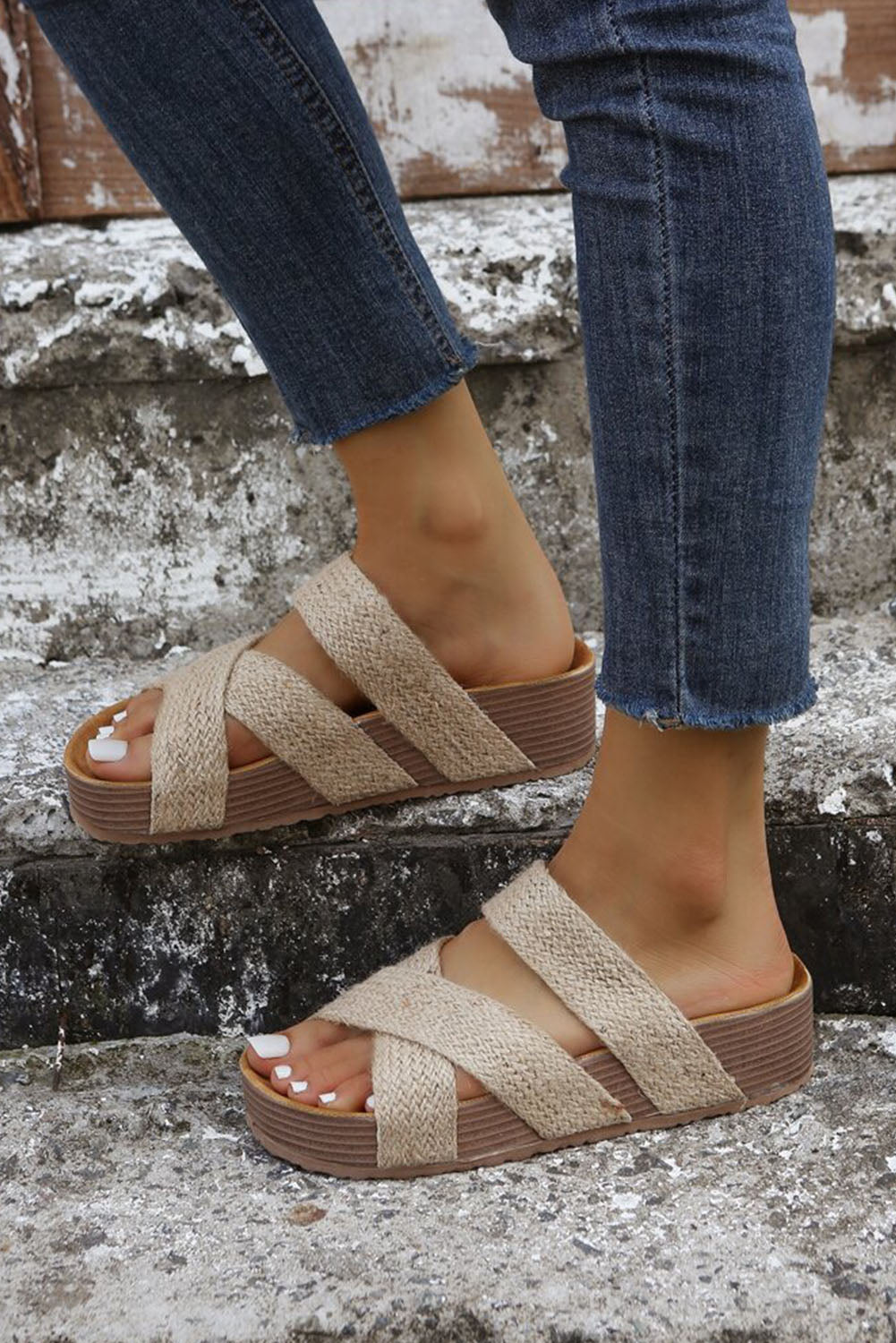 Sandalias sin cordones con plataforma y tiras cruzadas tejidas en beige