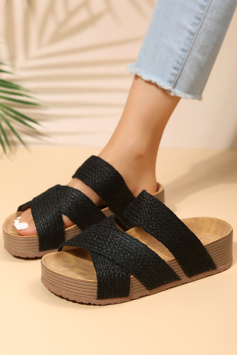 Sandalias sin cordones con plataforma y tiras cruzadas tejidas en beige