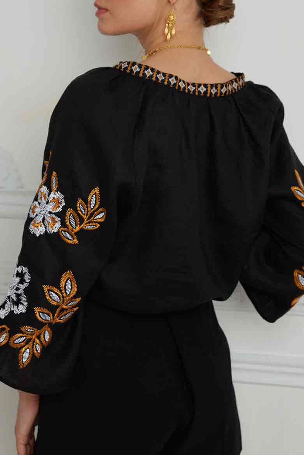 Blusa bohemia con cuello en V y manga bordada floral negra