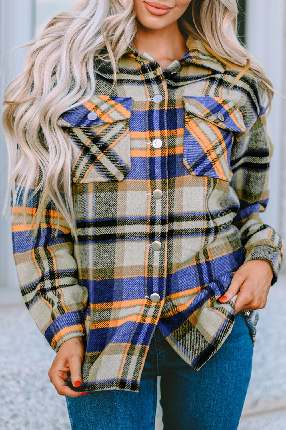 Chaqueta estilo camisa con bolsillo delantero y botones a cuadros rojos