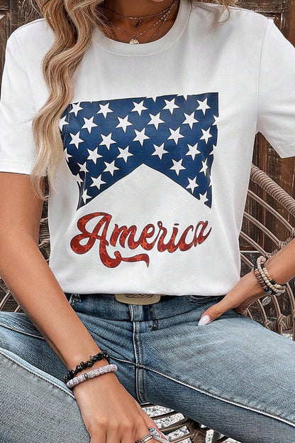 Camiseta blanca informal con cuello redondo y estampado de estrellas de América