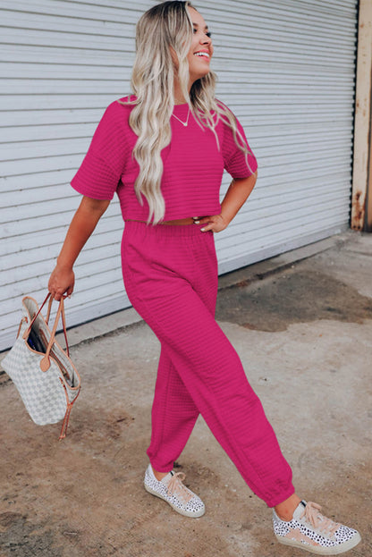 Conjunto de camiseta corta con textura rosa roja y pantalón jogger