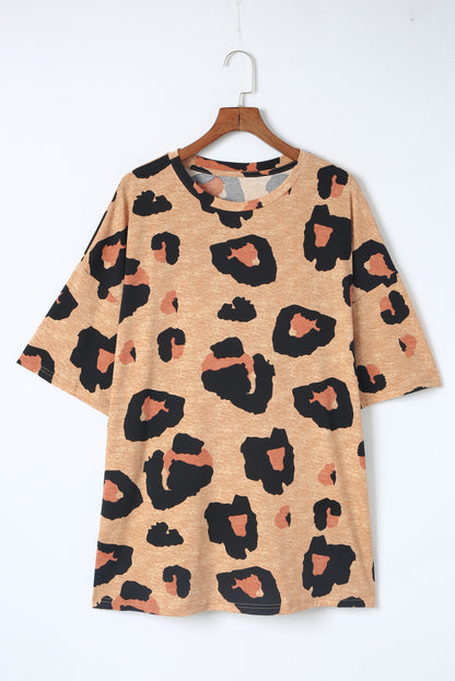 Camiseta estilo boyfriend con cuello redondo y talla grande de leopardo